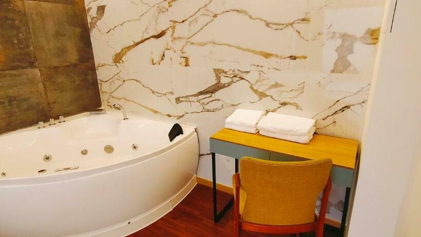 اتاق استاندارد, Jacuzzi Love Suite