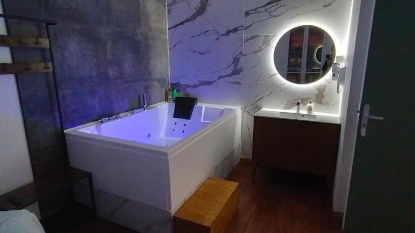 اتاق استاندارد, Jacuzzi Love Suite