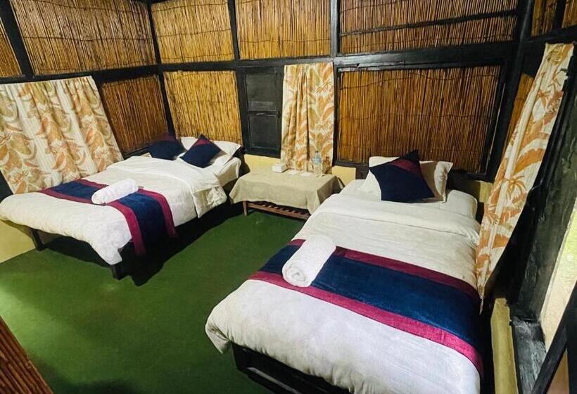 اتاق استاندارد سه تخته با چشم‌انداز باغ, Tharu Garden, Sauraha