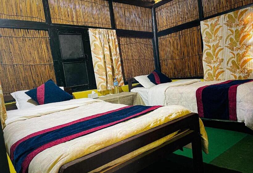 اتاق استاندارد سه تخته با چشم‌انداز باغ, Tharu Garden, Sauraha