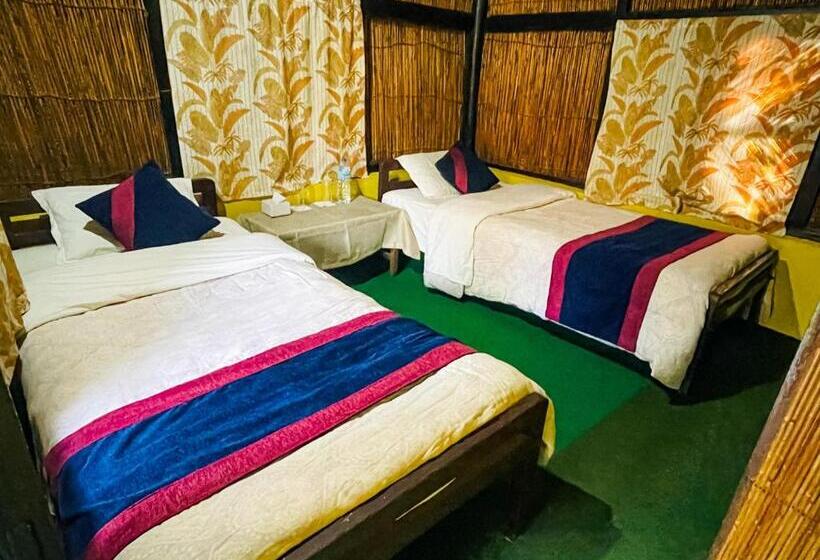 اتاق استاندارد با چشم‌انداز باغ, Tharu Garden, Sauraha