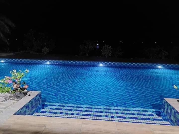 اتاق لوکس با چشم‌انداز دریا, Wailiti