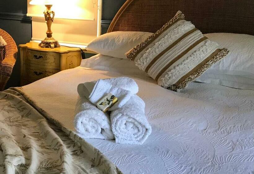 اتاق استاندارد با تخت دو نفره بزرگ, Hawk S Nest Bed & Breakfast