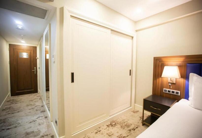 اتاق لوکس سه تخته, Ramada Plaza Sultanahmet