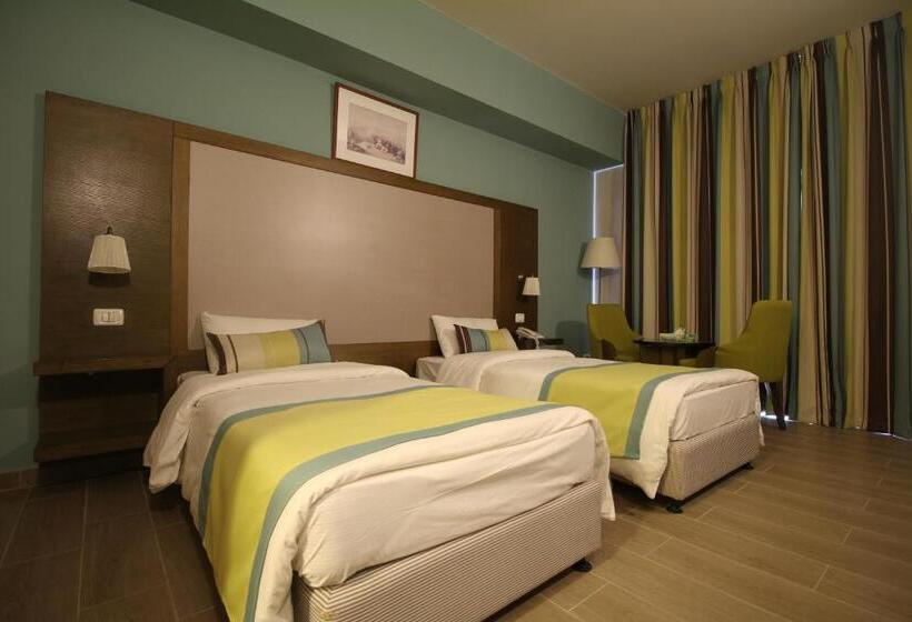 اتاق استاندارد سه تخته با چشم‌انداز استخر, Jericho Resort Village