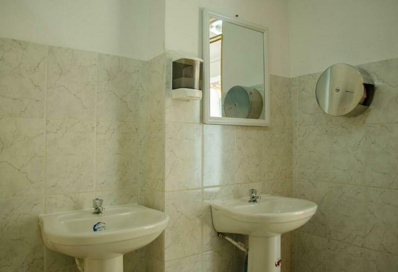 اتاق استاندارد سه نفره, Hostal Alabalti