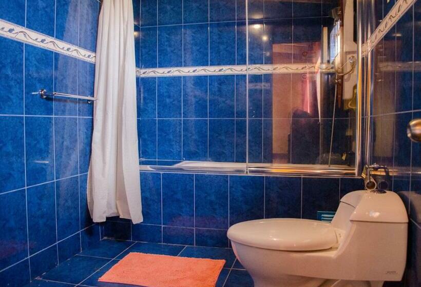 اتاق استاندارد سه نفره, Hostal Alabalti