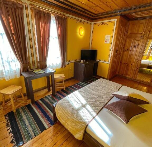 اتاق استاندارد با چشم‌انداز کوهستان, Guest Rooms Colorit