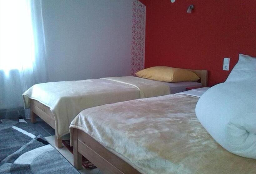 اتاق استاندارد سه نفره, Motel Maks