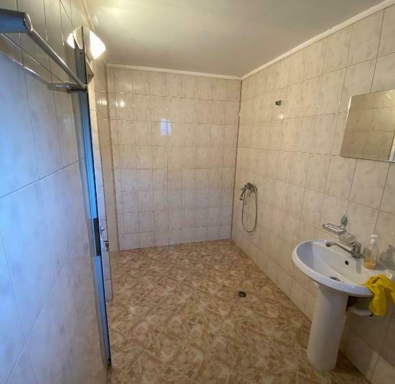 اتاق ساده سه‌ نفره, стаи за гости маринови
