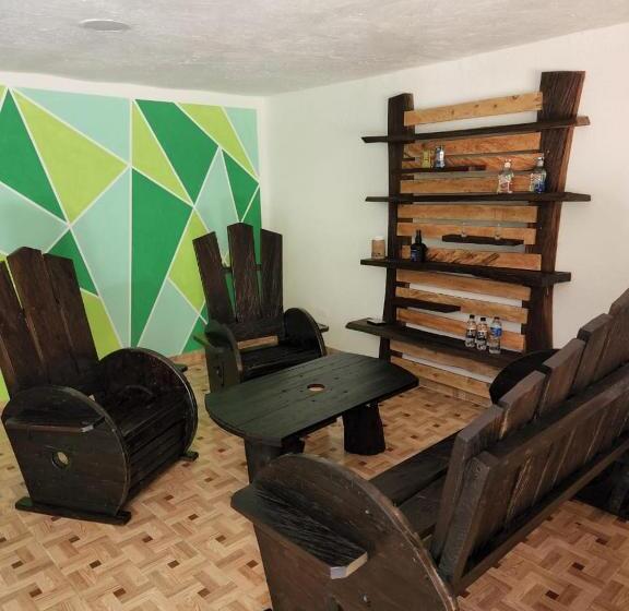 اتاق سه‌نفرۀ استاندارد با سرویس بهداشتی بیرون از اتاق, Reserva La Cascada