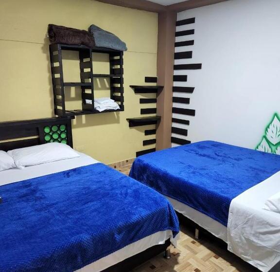 اتاق سه‌نفرۀ استاندارد با سرویس بهداشتی بیرون از اتاق, Reserva La Cascada