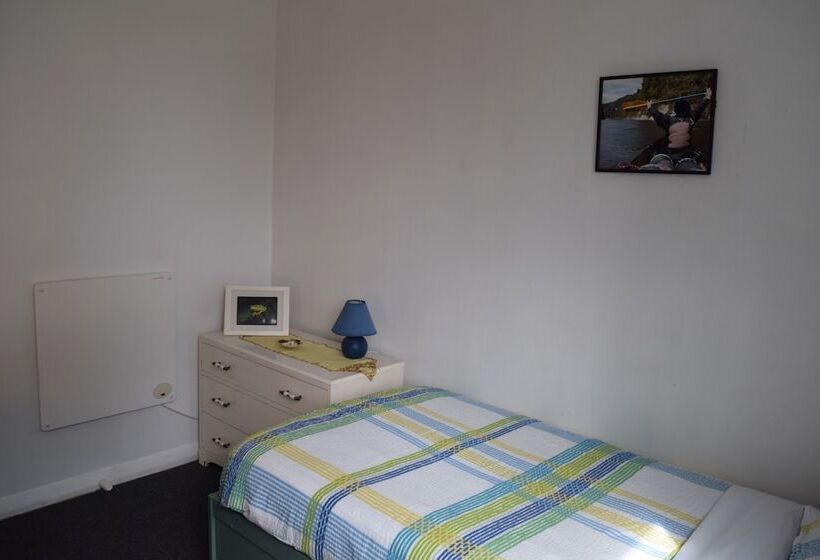 اتاق استاندارد یک تخته با سرویس بهداشتی مشترک, 42b College House   Hostel