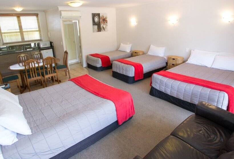 استودیو خانوادگی, Absolute Lakeview Motel