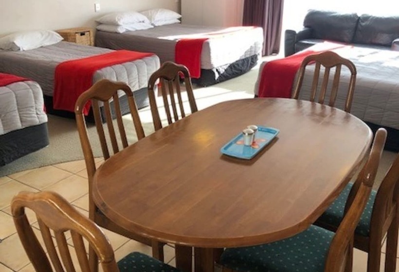 استودیو خانوادگی, Absolute Lakeview Motel