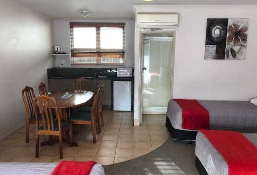استودیو خانوادگی, Absolute Lakeview Motel