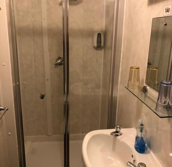 Economy Quadruple Room, Chaplins