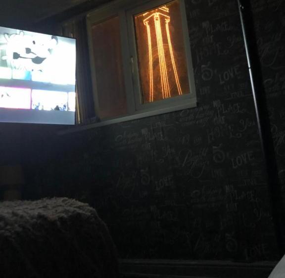 Economy Triple Room, Chaplins