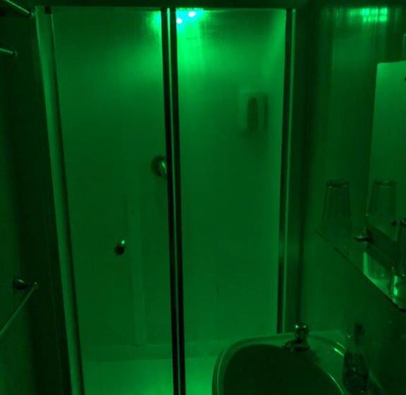 Economy Triple Room, Chaplins