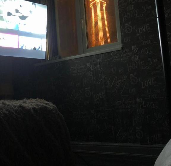 Economy Triple Room, Chaplins