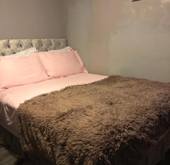 Economy Triple Room, Chaplins