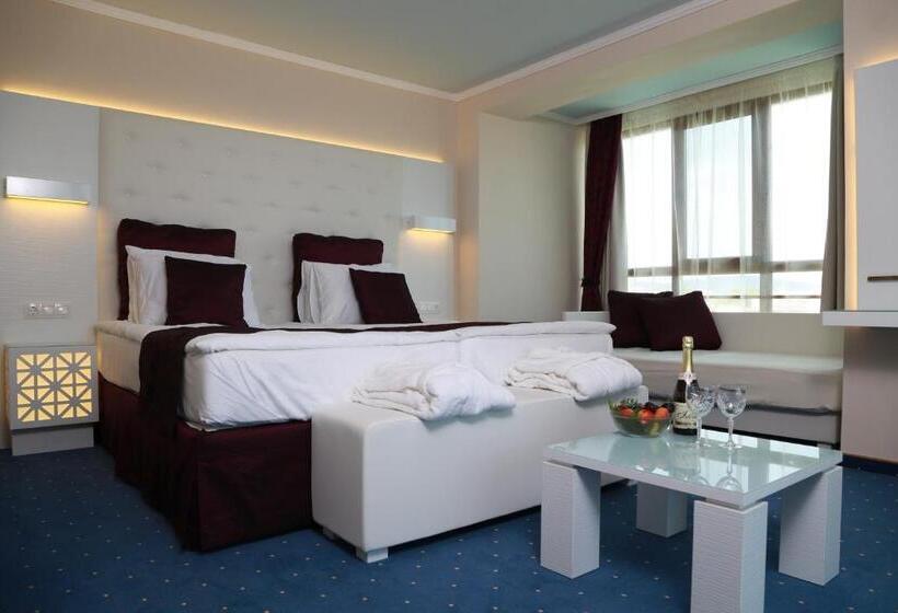 اتاق استاندارد سه تخته با بالکن, Perla Royal Hotel   All Inclusive