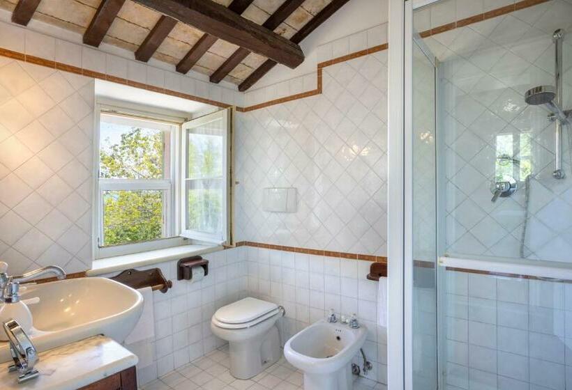 اتاق لوکس سه تخته, Villa Lemarche B&b