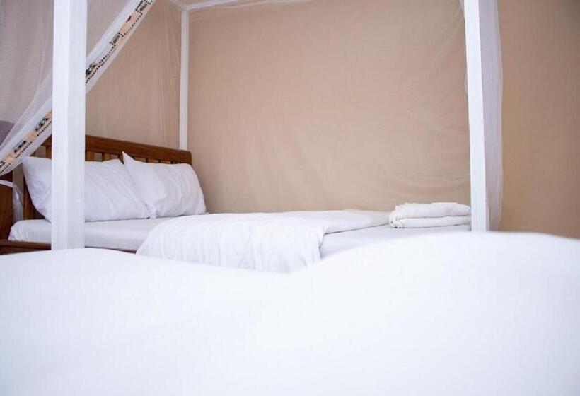 اتاق استاندارد سه تخته با چشم‌انداز استخر, Kilimanjaro Snow Peak