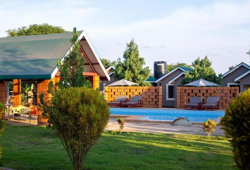 اتاق یک تخته با چشم‌انداز استخر, Kilimanjaro Snow Peak