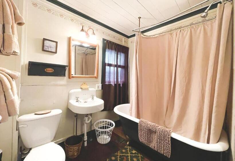 اتاق استاندارد چهار تخته, White Pine Camp