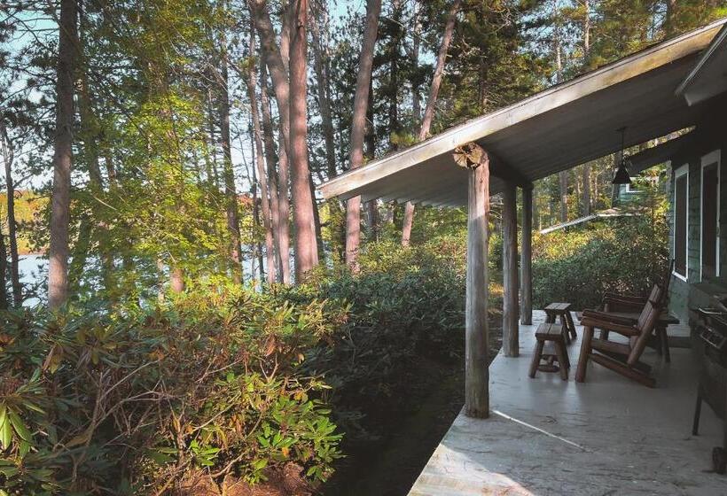 اتاق استاندارد چهار تخته, White Pine Camp