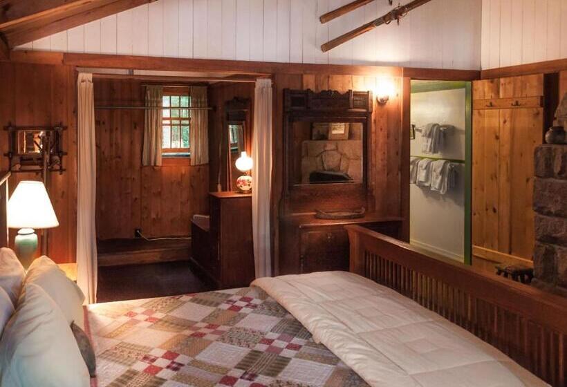 اتاق استاندارد سه نفره, White Pine Camp