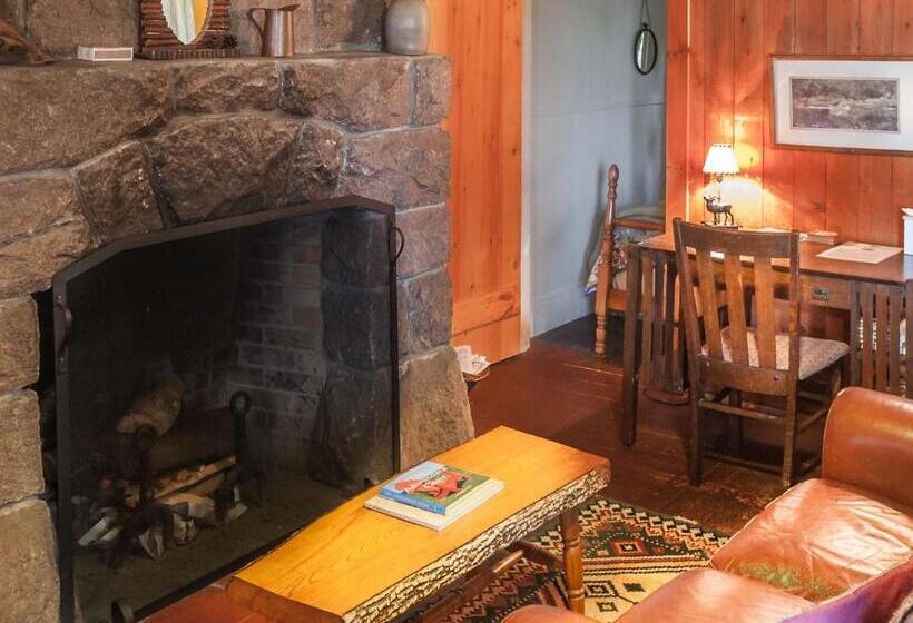 اتاق استاندارد سه نفره, White Pine Camp
