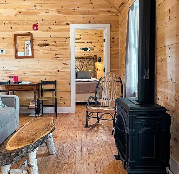 کلبه ییلاقی سوپریور یک خوابه, White Pine Camp