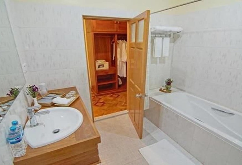 Deluxe Room, Dingar