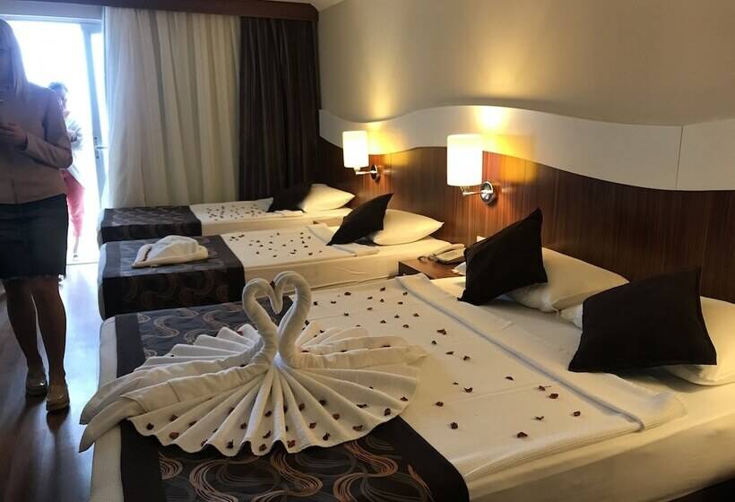 اتاق خانوادگی, Throne Beach Resort & Spa