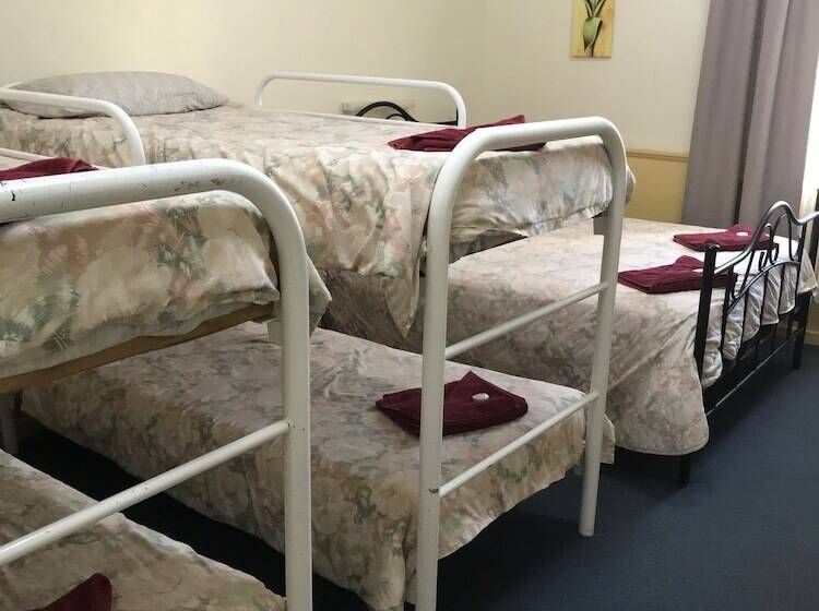 اتاق خانوادگی, Travelway Motel