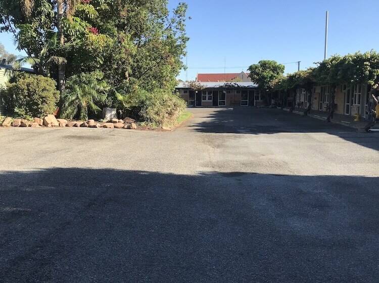 اتاق خانوادگی, Travelway Motel