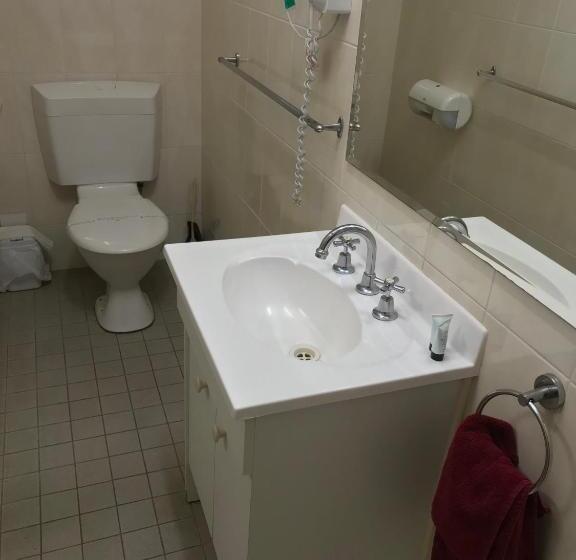 اتاق خانوادگی, Travelway Motel