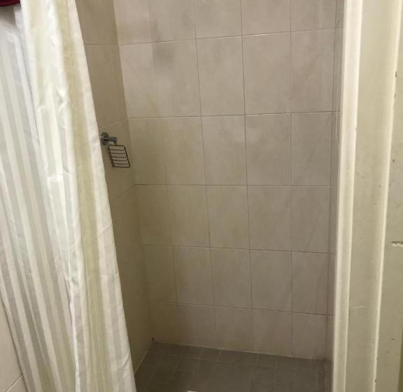 اتاق خانوادگی, Travelway Motel