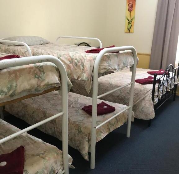 اتاق خانوادگی, Travelway Motel