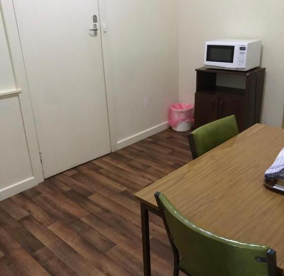 اتاق خانوادگی, Travelway Motel
