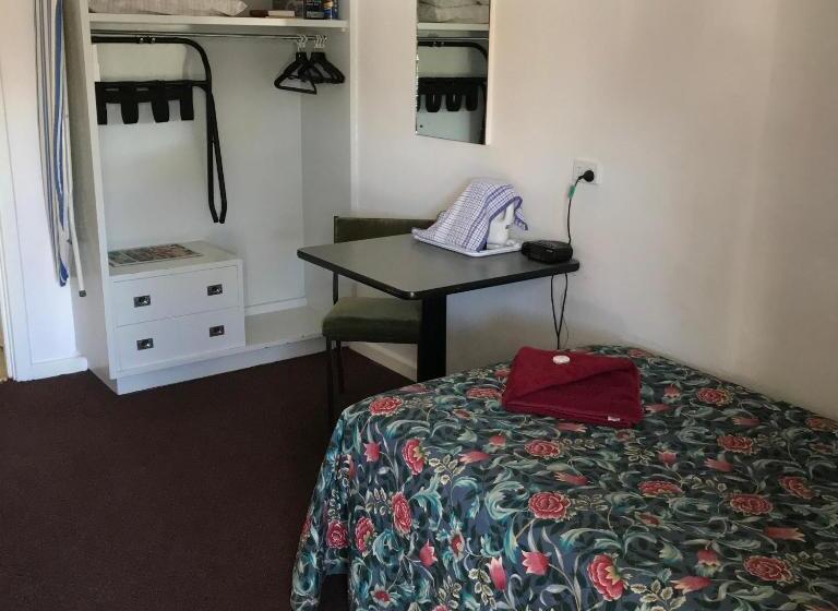 اتاق اکونومی یک تخته, Travelway Motel