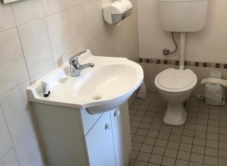 اتاق اکونومی یک تخته, Travelway Motel