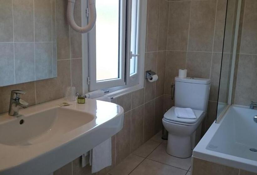 اتاق استاندارد سه نفره, Hôtel La Verperie