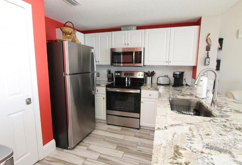 디럭스 룸, Majestic Beach Resort The Official Onsite Rental Company, Panama City Beach, Fl
