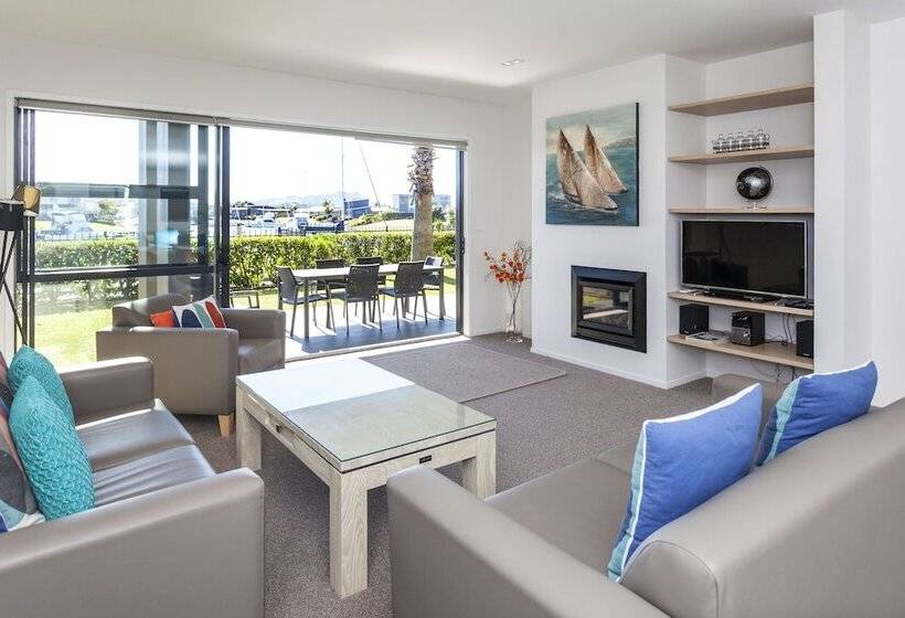 Suite, Sovereign Pier On The Waterways