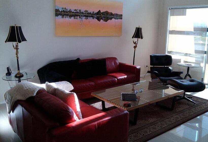 3 Bedroom Suite, Sovereign Pier On The Waterways