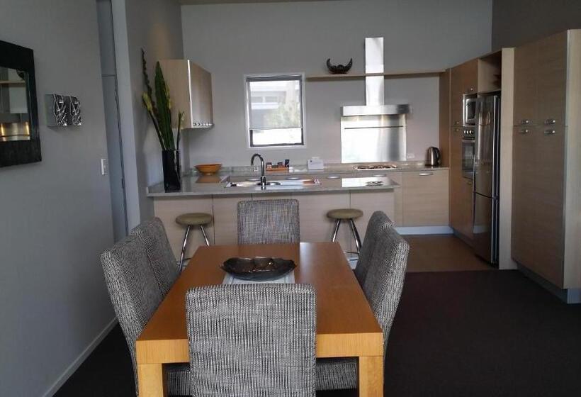 3 Bedroom Suite, Sovereign Pier On The Waterways