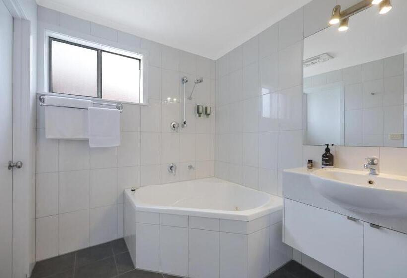 اتاق لوکس با وان آب گرم, Hamilton Townhouse Motel